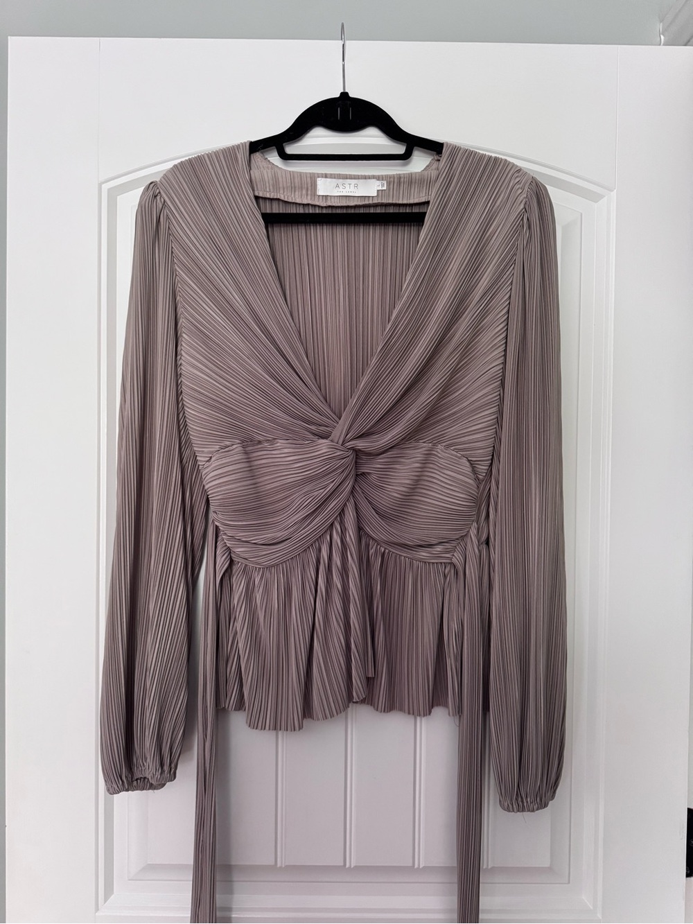 Astr Taupe Plissé Knot Front Long Sleeve Blouse